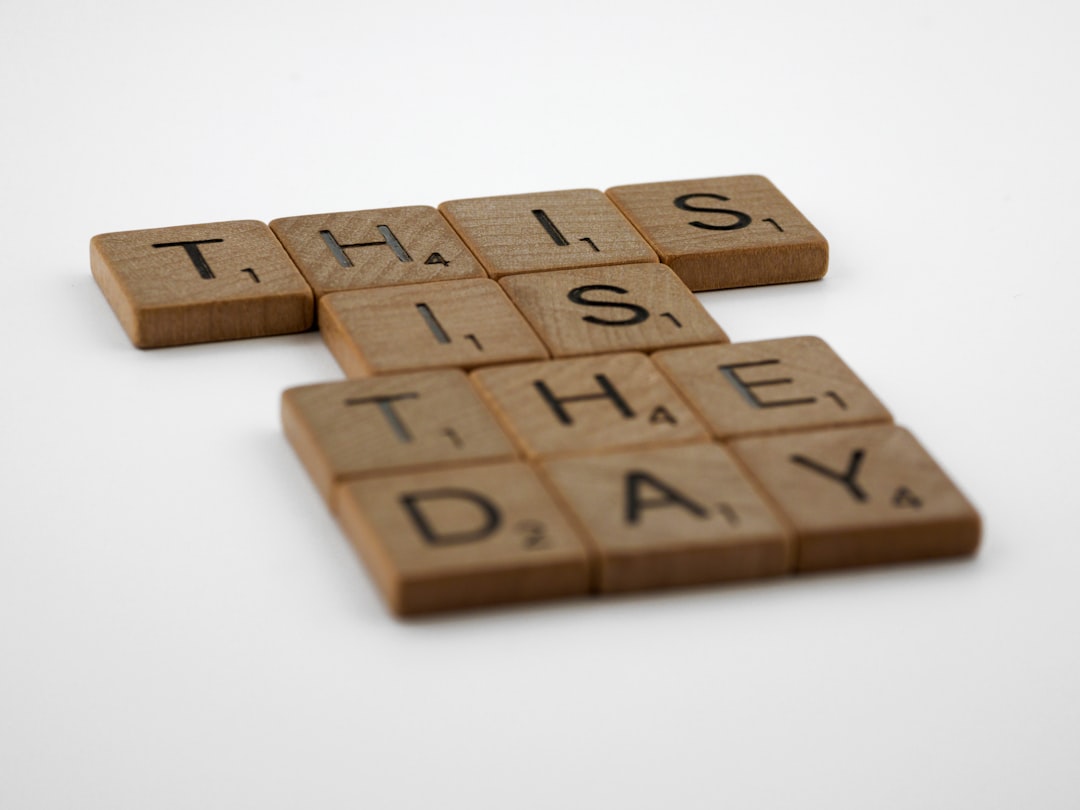 scrabble tiles spelling out the words this is the day — Foto por Brett Jordan na Unsplash