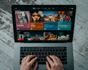 macbook pro on white table — Foto por Tech Daily na Unsplash