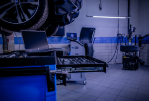 a room with a laptop and other equipment — Foto por Peter Poluch na Unsplash