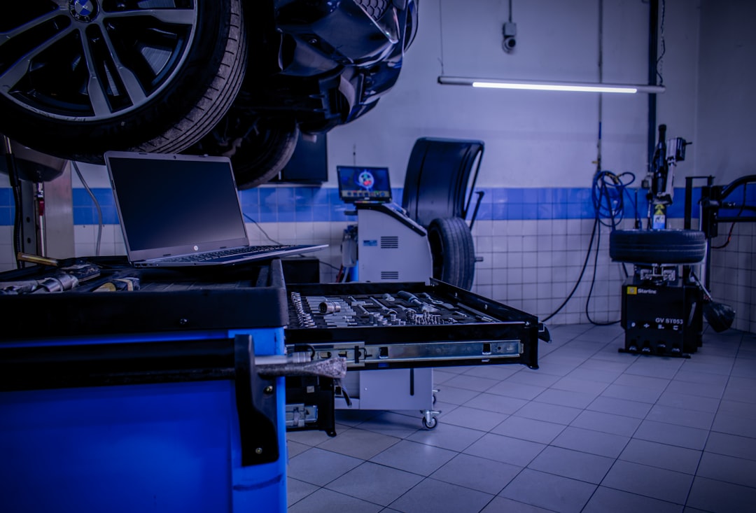 a room with a laptop and other equipment — Foto por Peter Poluch na Unsplash
