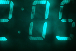 Close-up of a digital clock showing 2:05 — Foto por taiga miyamoto na Unsplash