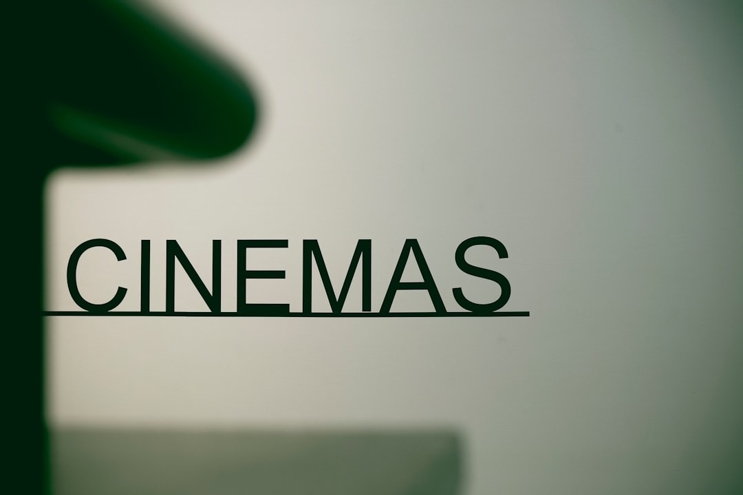 Cinemas text — Foto por H&CO na Unsplash