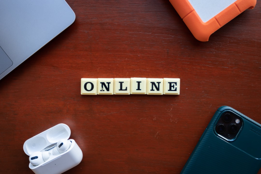 the word online spelled with scrabble letters on a wooden table — Foto por Ling App na Unsplash