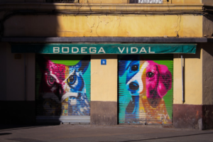 A building with a mural of dogs painted on the side of it — Foto por Stevo na Unsplash