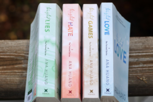 a row of books sitting on top of a wooden table — Foto por Elin Melaas na Unsplash