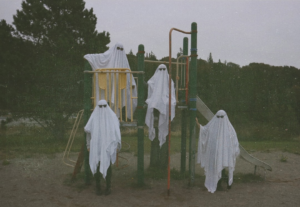 a group of people in white robes standing on a playground — Foto por Shaylyn na Unsplash