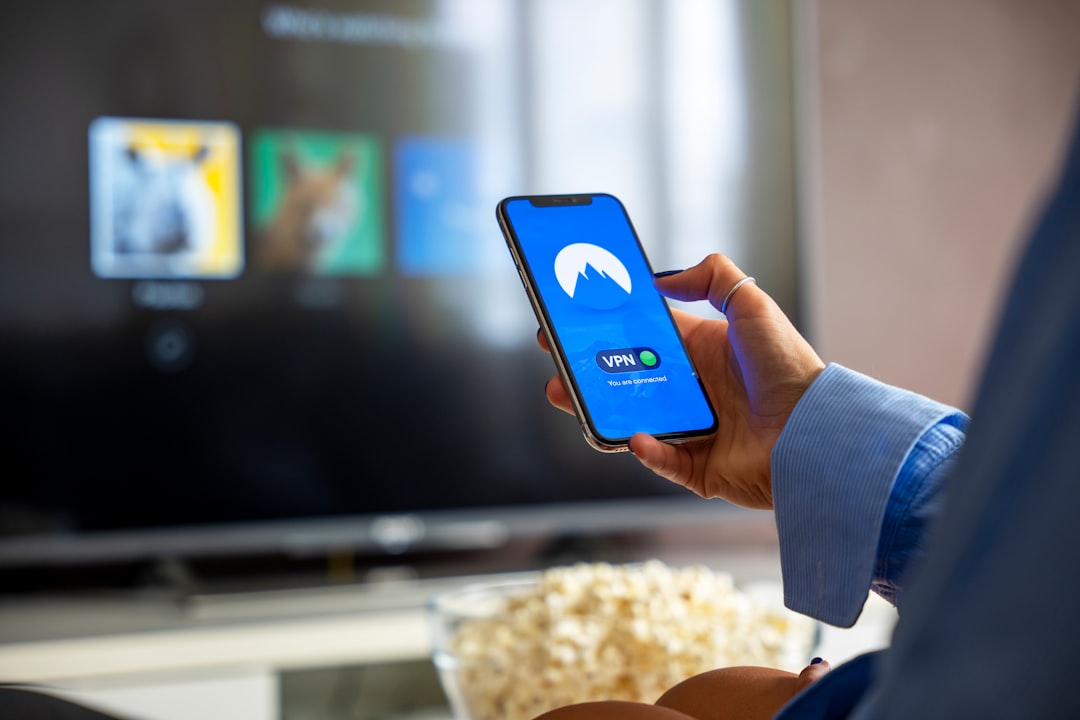 person holding blue iphone 5 c — Foto por Petter Lagson na Unsplash
