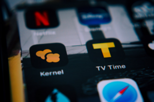black smartphone showing yellow and white square logo — Foto por Benton Sherman na Unsplash