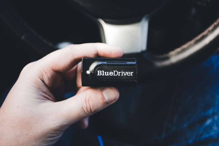 a person holding a bluedriver in their hand — Foto por Erik Mclean na Unsplash
