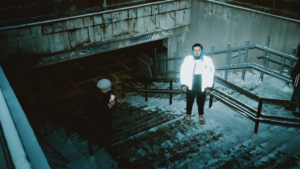 man in white dress shirt and black pants standing on gray concrete floor — Foto por Egor Ivlev na Unsplash