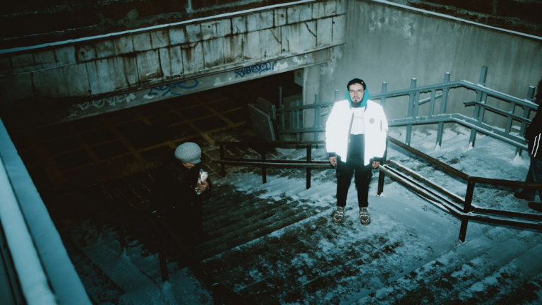 man in white dress shirt and black pants standing on gray concrete floor — Foto por Egor Ivlev na Unsplash