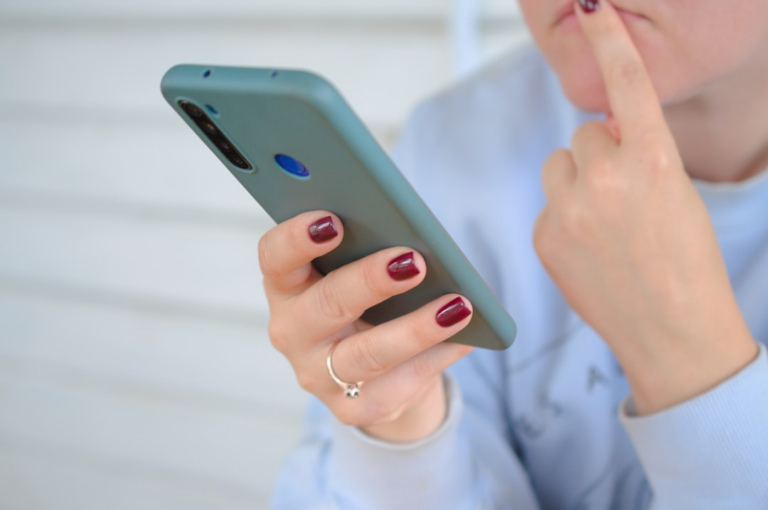 a person holding a cell phone — Foto por Konstantin Shmatov na Unsplash