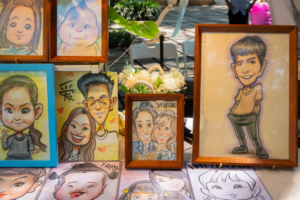 a table topped with framed pictures of people — Foto por Cun Mo na Unsplash