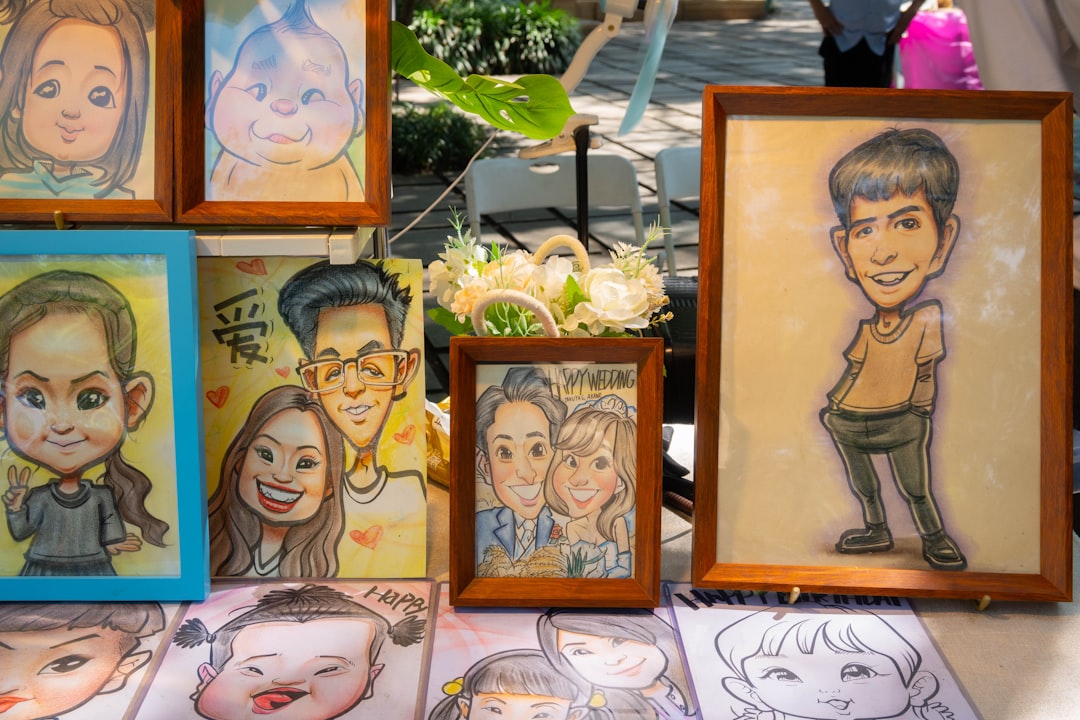 a table topped with framed pictures of people — Foto por Cun Mo na Unsplash