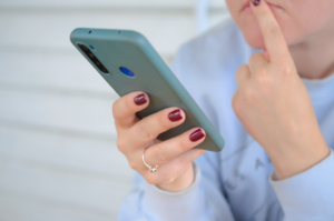 a person holding a cell phone — Foto por Konstantin Shmatov na Unsplash