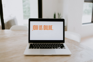 macbook pro on brown wooden table — Foto por Samantha Borges na Unsplash