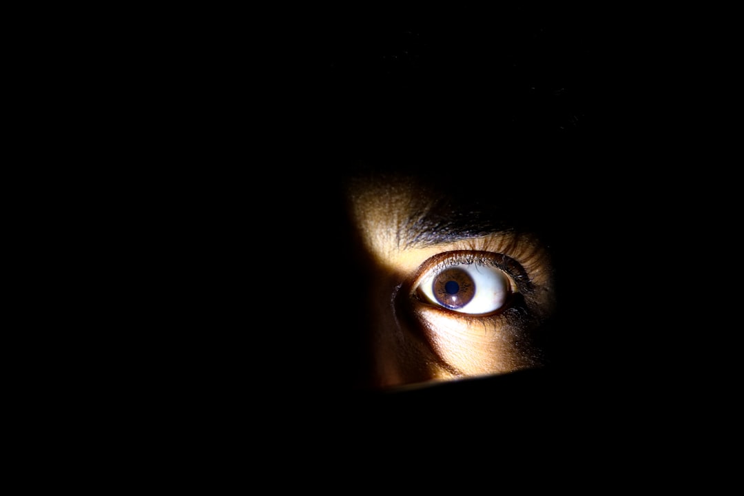 a person's eye is seen through the dark — Foto por Ish Consul na Unsplash