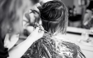 a woman cutting another woman's hair in a salon — Foto por Gabriela na Unsplash