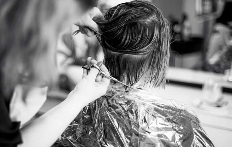 a woman cutting another woman's hair in a salon — Foto por Gabriela na Unsplash